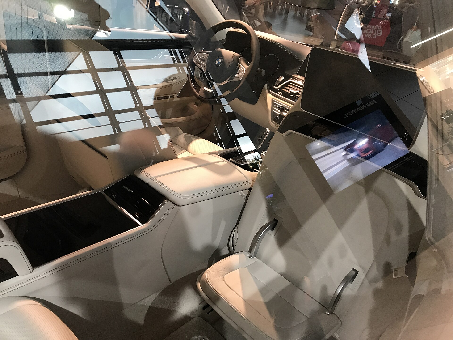 BMW 7 Series — photo 1 of 2