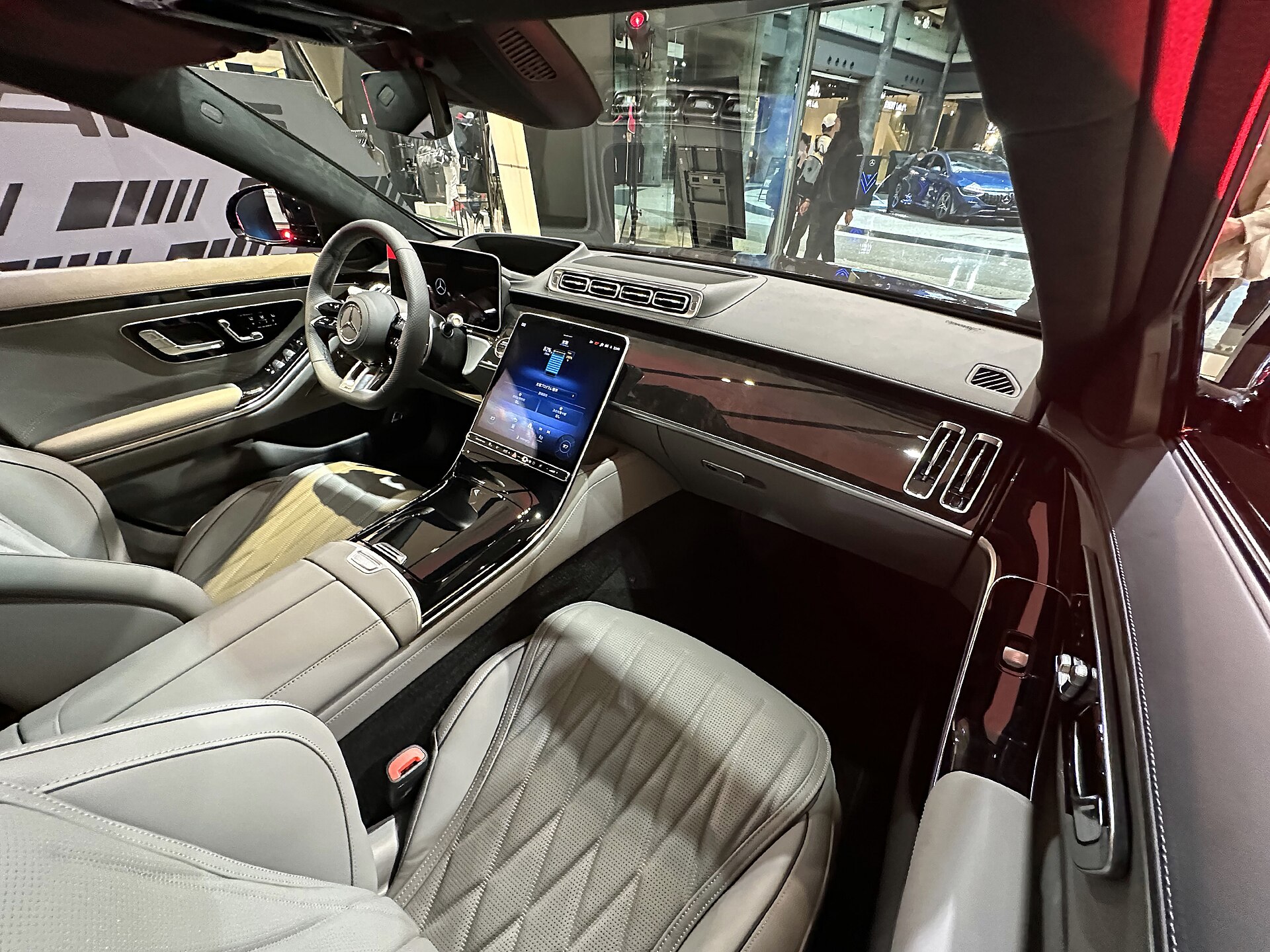 Mercedes-Benz S-Class — photo 2 of 3