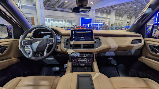 Chevrolet Suburban — photo 2 of 3
