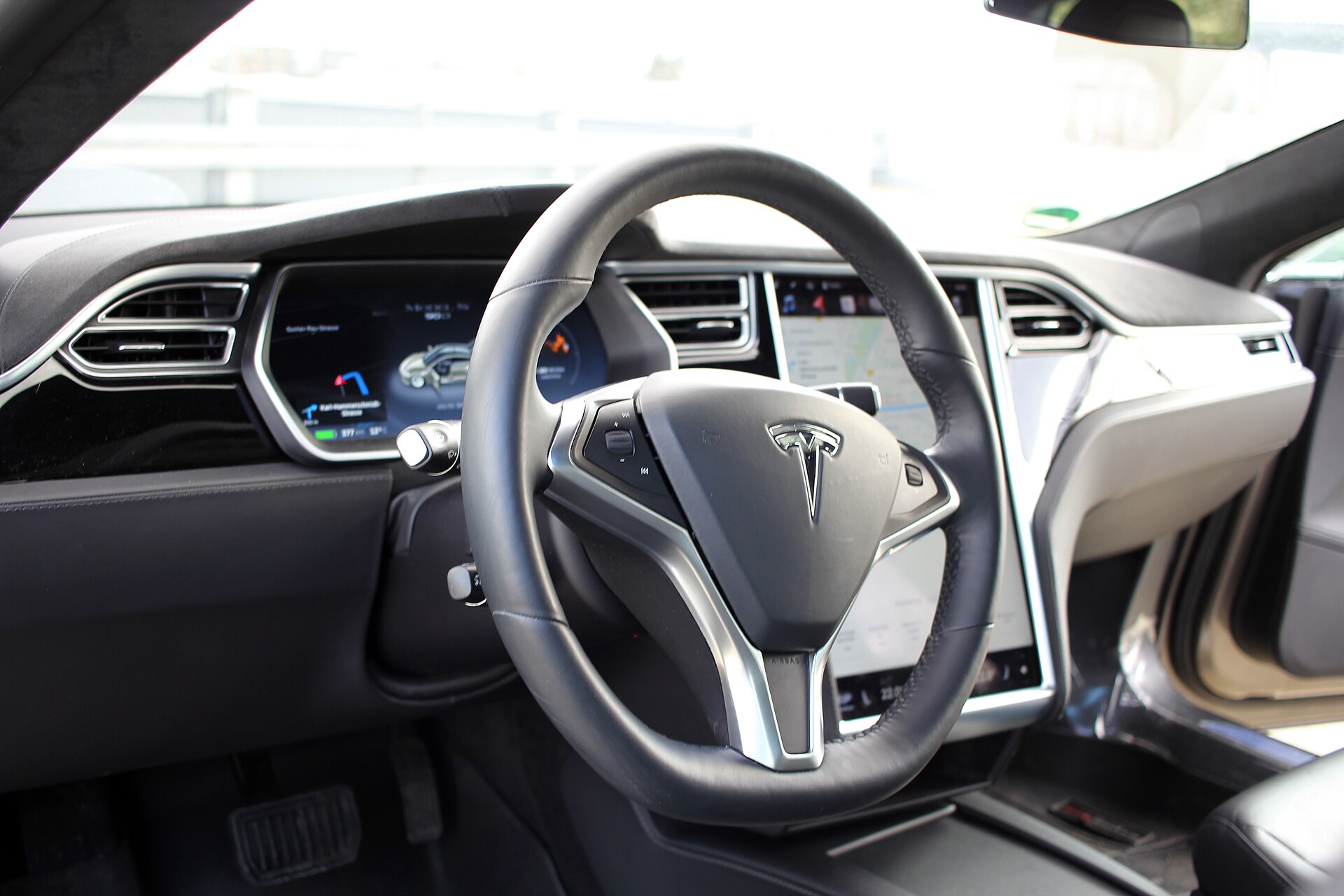 Tesla Model S / S580 — photo 1 of 2